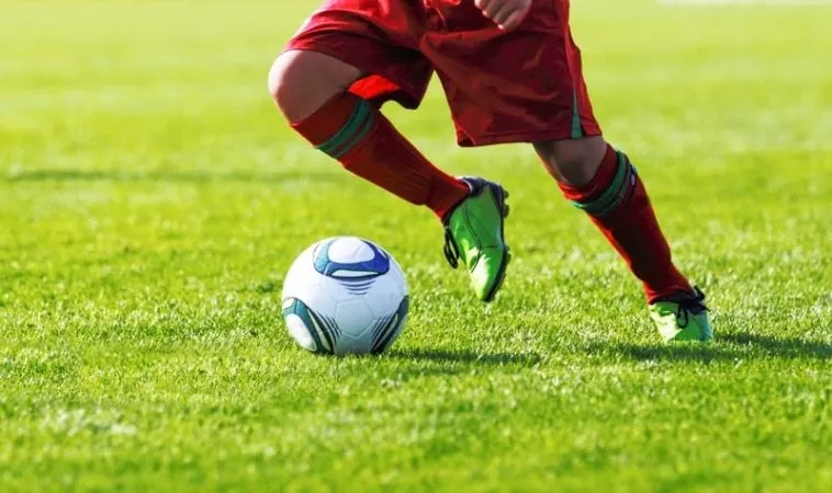 Đá Bóng Như Pro: Bí Quyết Đá Bóng Bằng Mu Bàn Chân 2 Kỹ thuật đá bóng bằng mu bàn chân