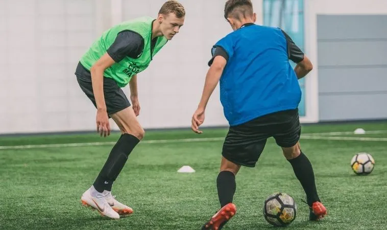 Bóng Đá 5 Người: Bí Quyết Kèm Người Để Thắng 1 Kỹ thuật kèm người