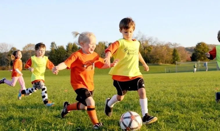 Cho Trẻ Chơi Bóng Đá: Bí Quyết Vàng Để Trẻ Phát Triển Toàn Diện 2 Cho trẻ chơi bóng đá tăng cường kỹ năng làm việc nhóm