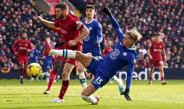 Lỗi Bóng Đá 11 Người: Khi Nào Nên Rút Thẻ? 2 Trường hợp phạm lỗi bóng đá