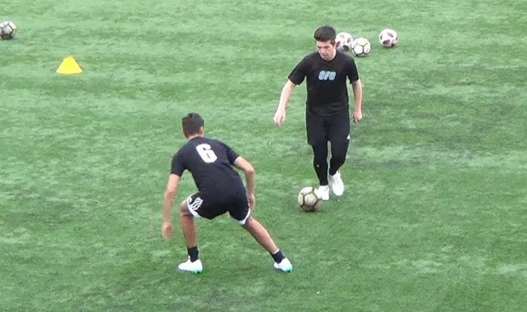 Bóng Đá 5 Người: Bí Quyết Kèm Người Để Thắng 2 Kỹ thuật kèm người