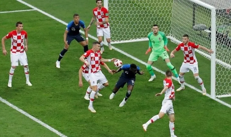 Bóng Đá: Tìm Hiểu Ngay Lỗi Chạm Tay Tránh Tranh Cãi 2 Lỗi chạm tay trong bóng đá