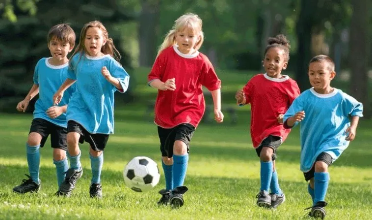 Cho Trẻ Chơi Bóng Đá: Bí Quyết Vàng Để Trẻ Phát Triển Toàn Diện 1 Lợi ích cho trẻ chơi bóng đá